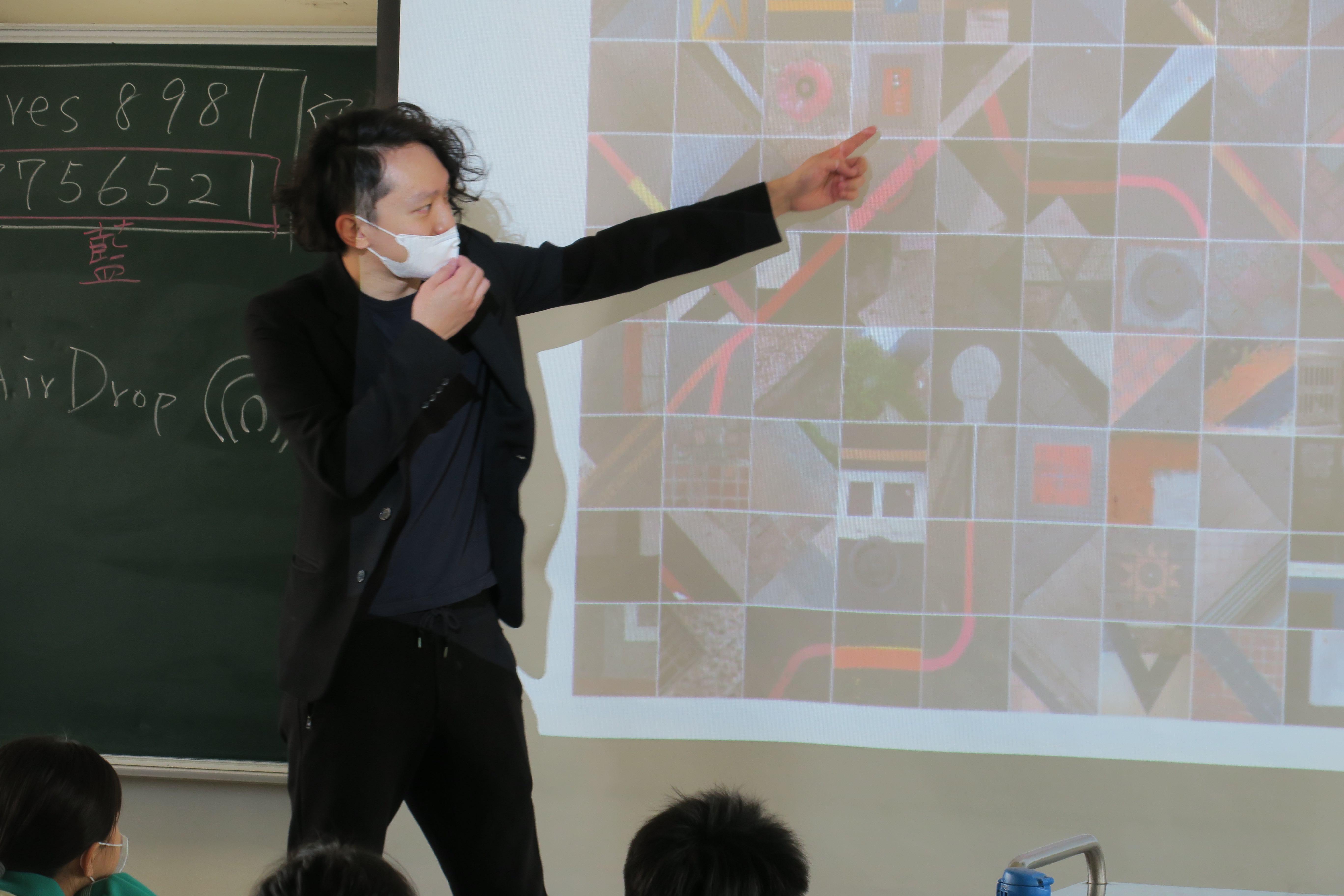 小麥老師在教室與學生講解美感課程