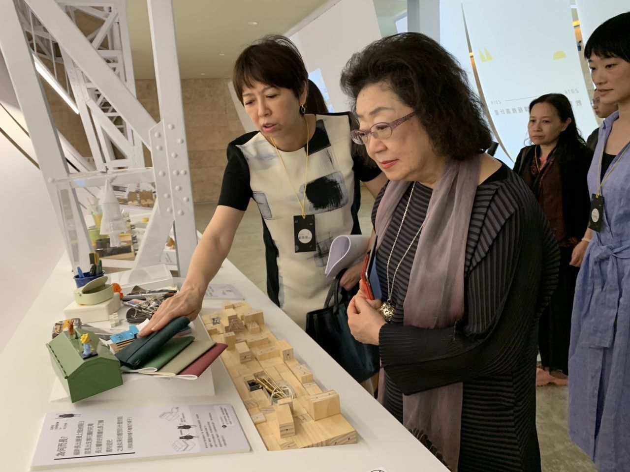 劉惠媛老師與范巽綠委員觀看展覽作品