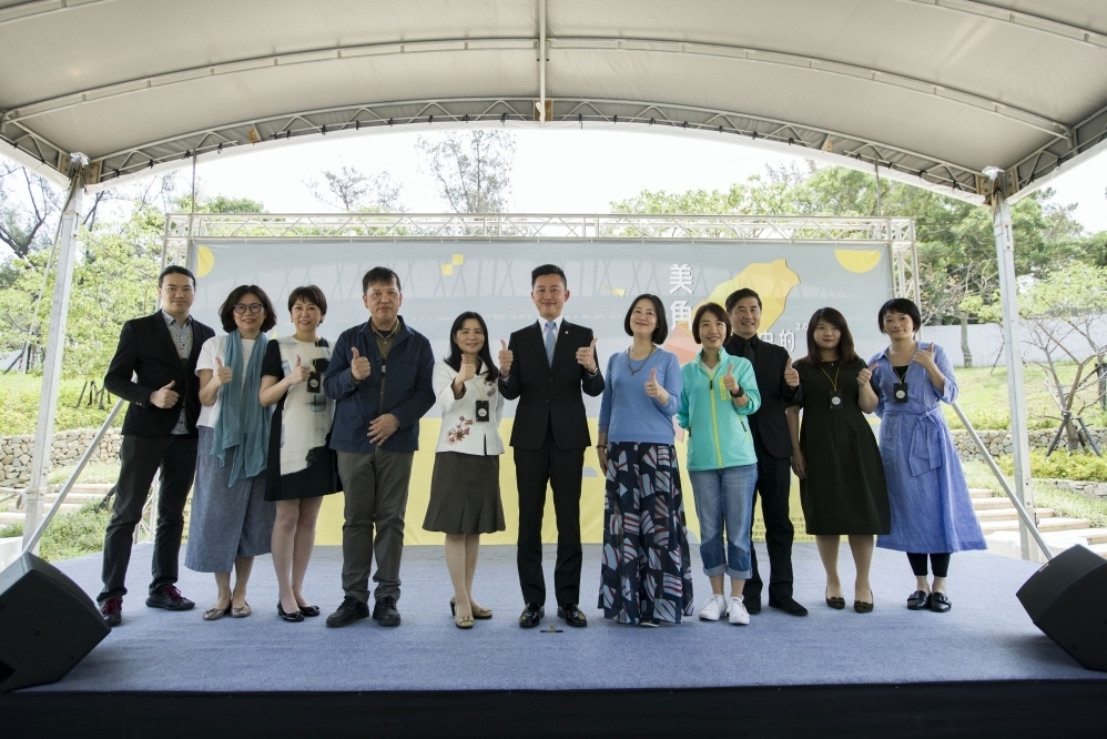竹市市長林智堅、立委吳思瑤、教育部師資藝教司副司長李毓娟在戶外展台進行合影