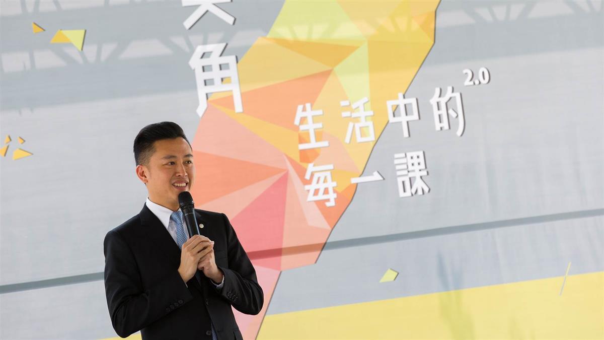 新竹市長林智堅在工作坊舉辦的記者會戶外展台致詞