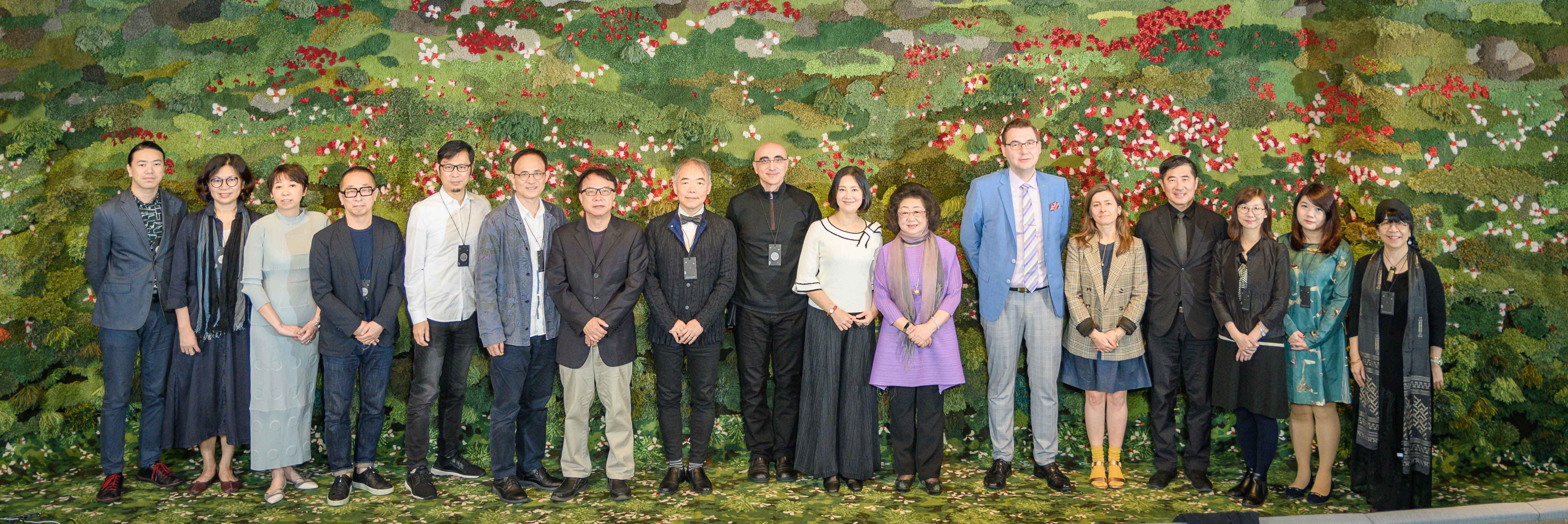 國際論壇海內外參與師長排在一起在忠泰美術館演講廳合影