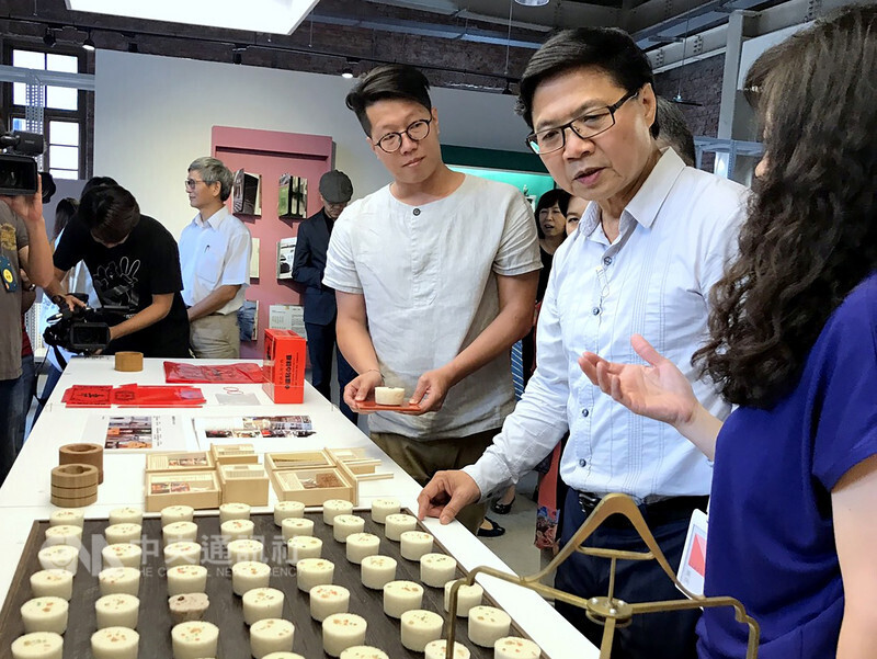 教育部長葉俊榮出席「美感教育成果展」開幕典禮瀏覽展覽作品紀錄照片
