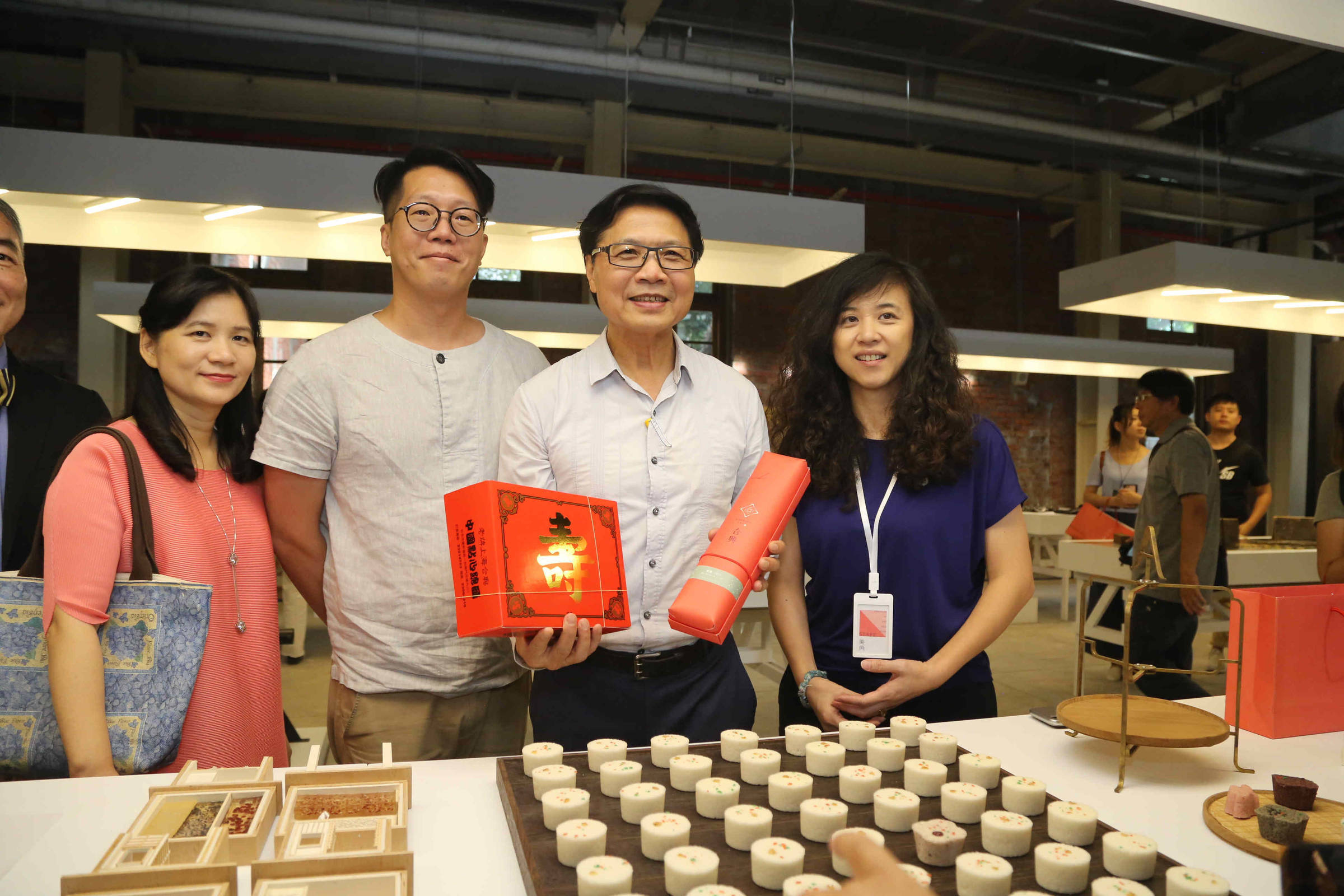 葉俊榮與展品製作人跟教育部司長一同合影