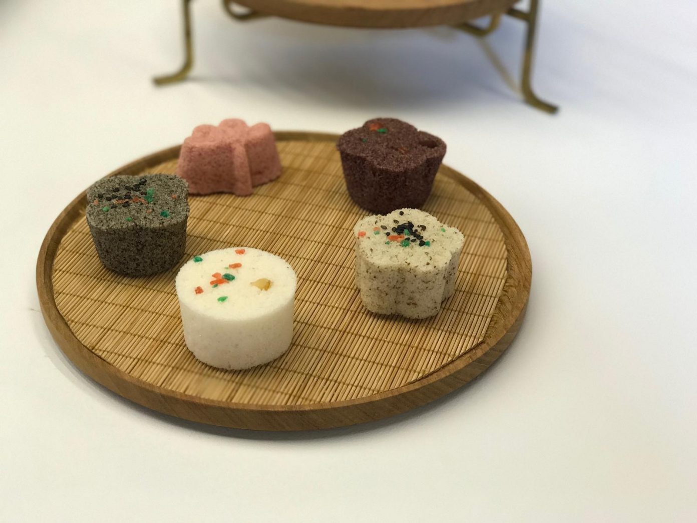 合興糕團店的鬆糕放在竹蓆盤上