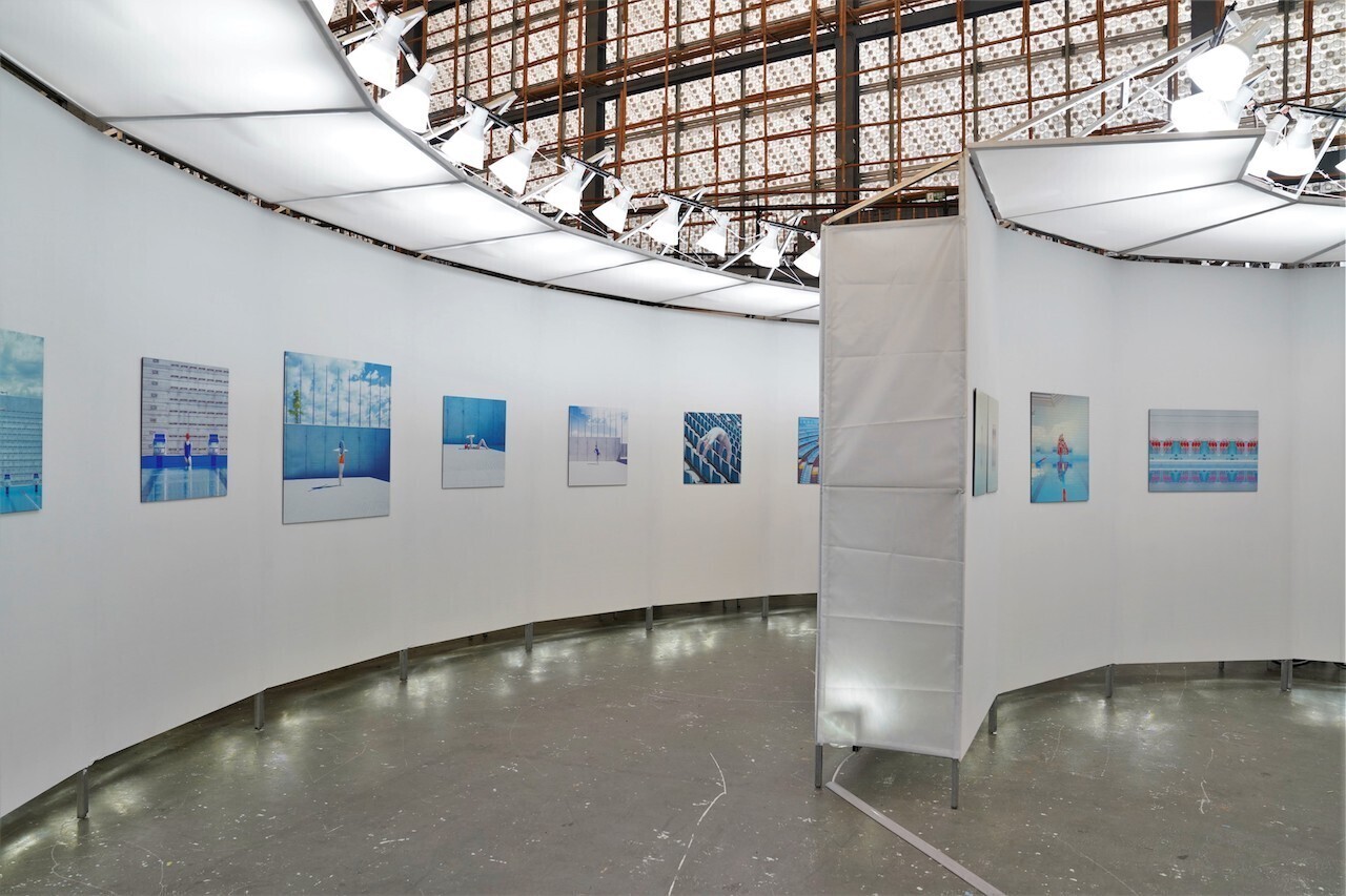 瑪麗亞・斯拉波娃於花博館的攝影展覽，環形的展示區域。