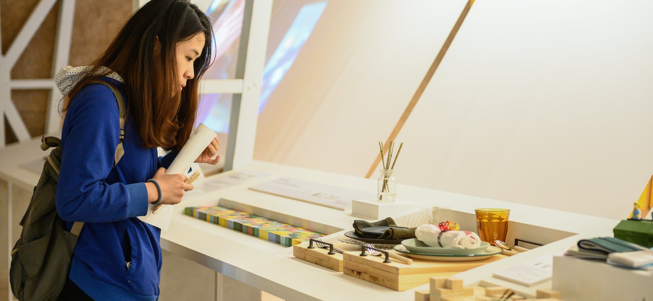 市民在仔細端詳展列台上的展品