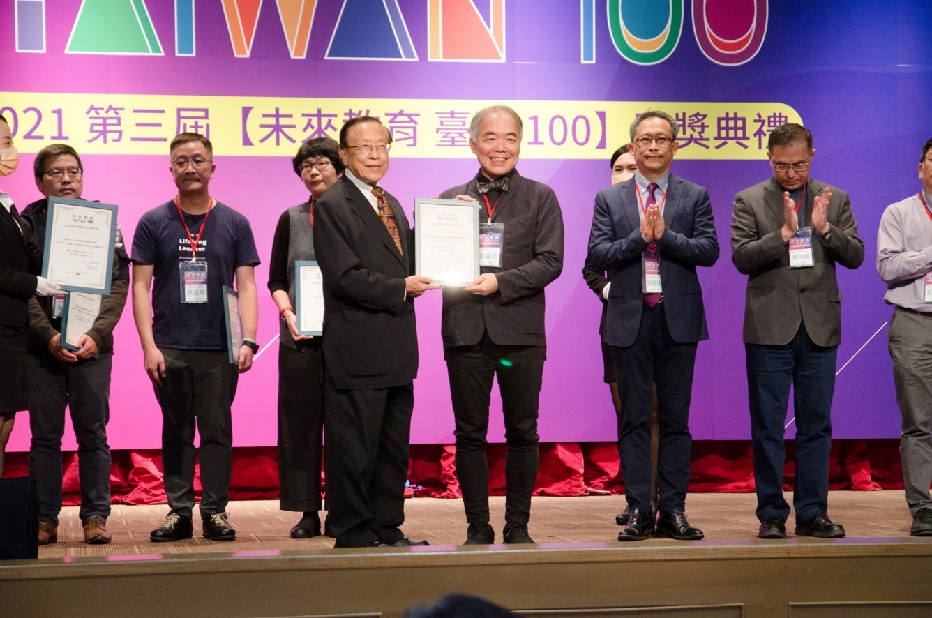 計畫主持人曾成德老師上台領獎照片