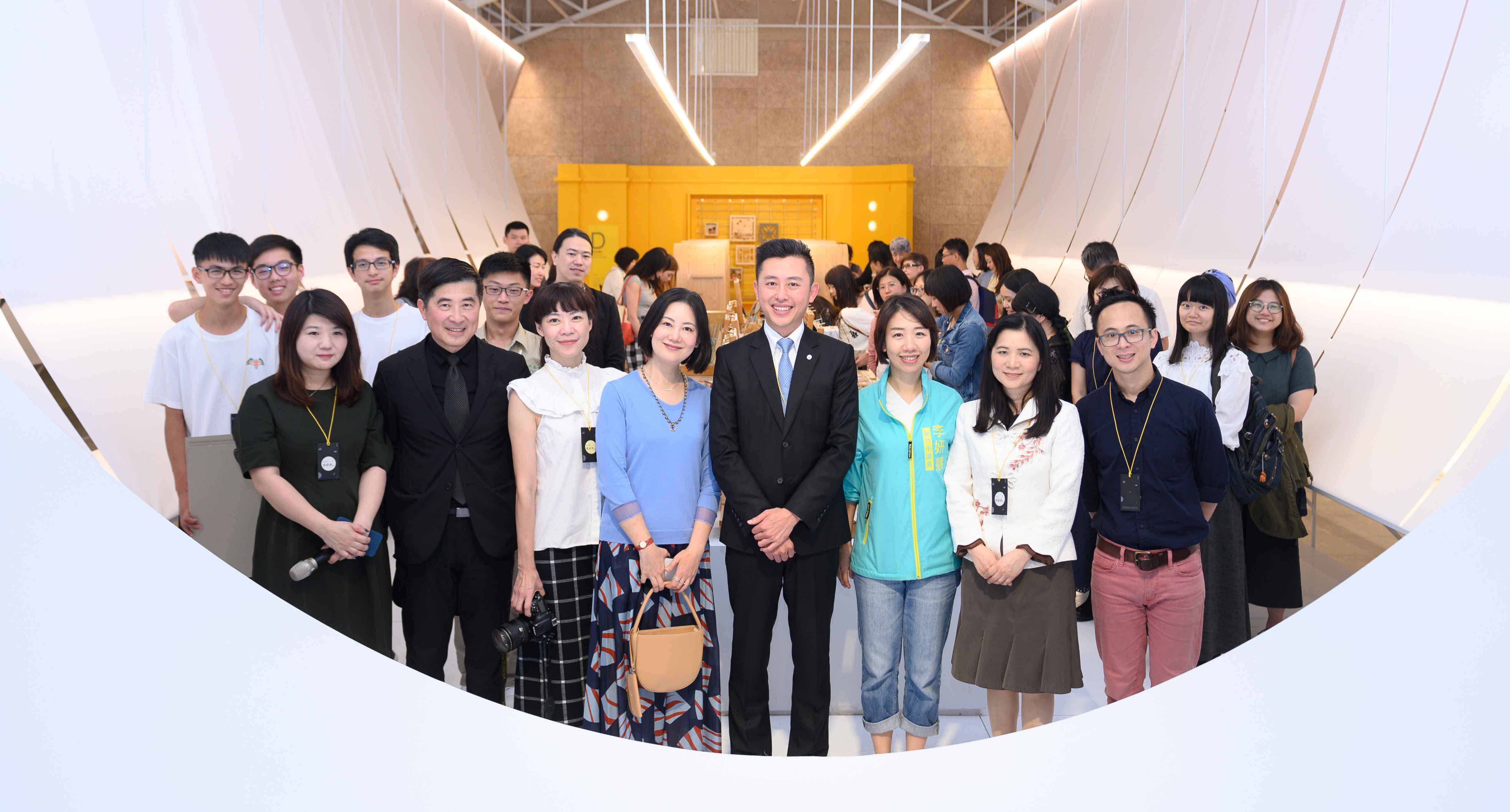 市長林智堅、立委吳思瑤、教育部師資藝教司副司長李毓娟、交大美感教育計畫團隊及全國36位參展老師一同合影