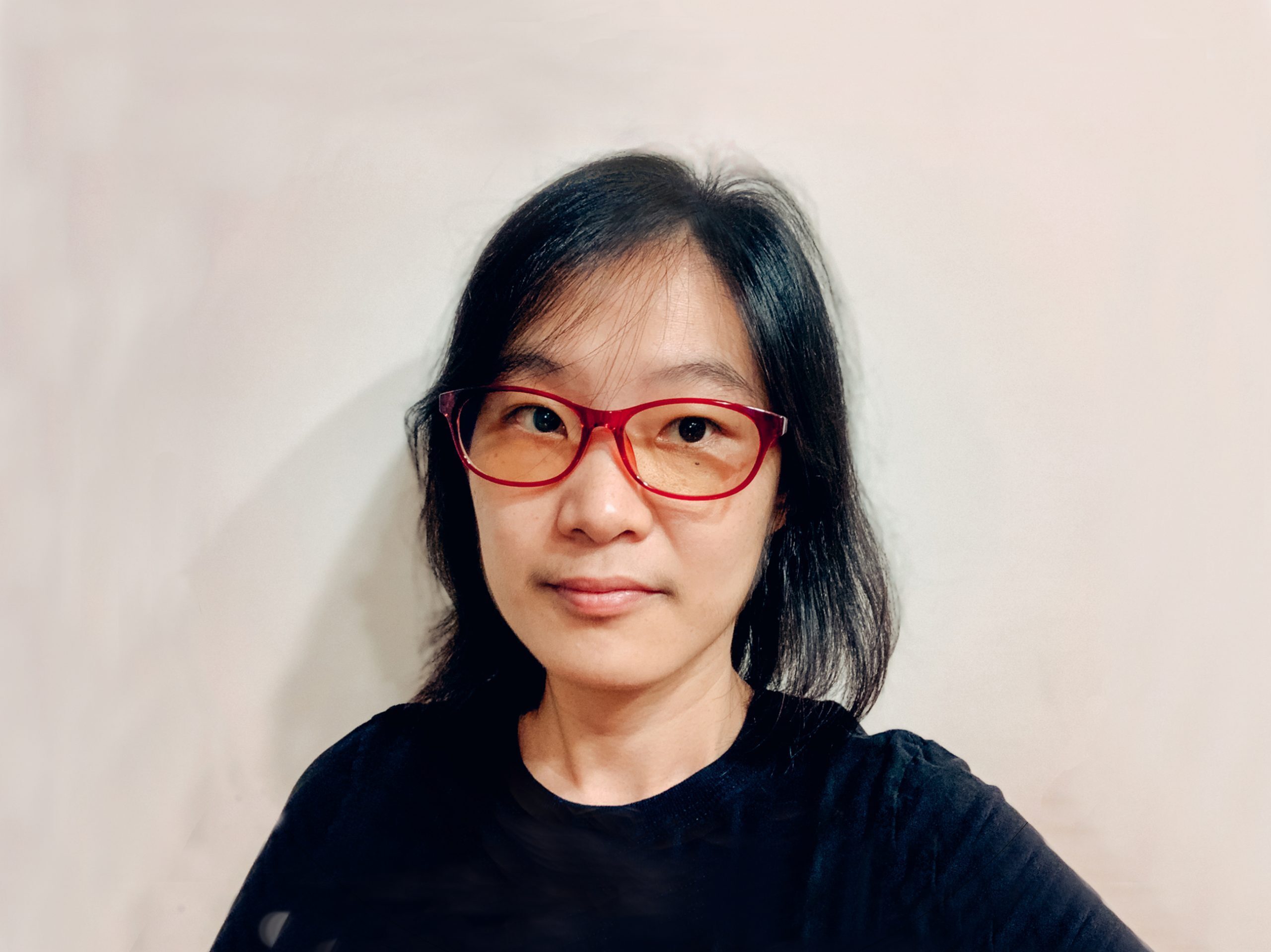 黃美甄老師著黑色衣服個人照