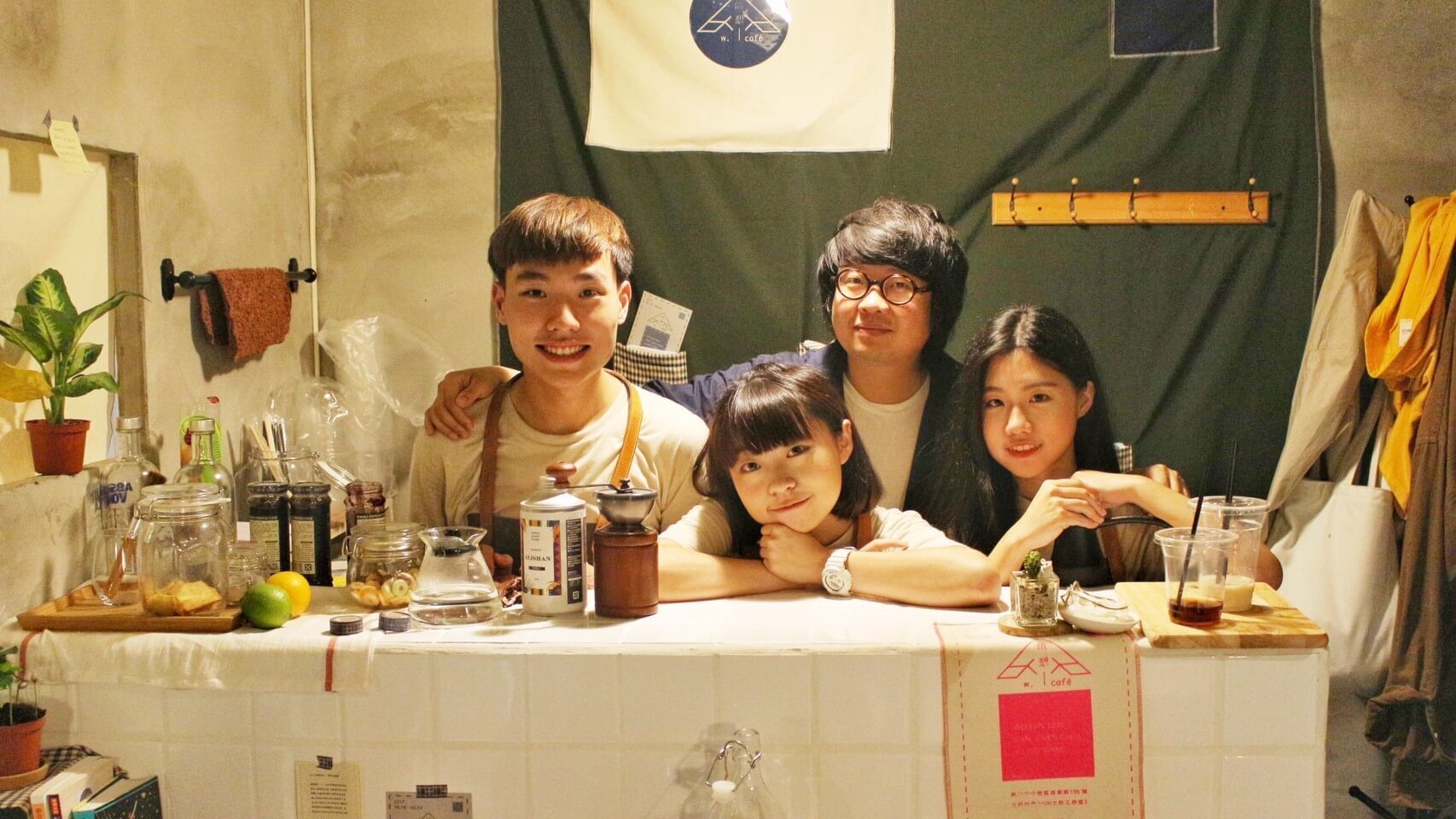 元智大學設計學系的一位男性師長與學生合影