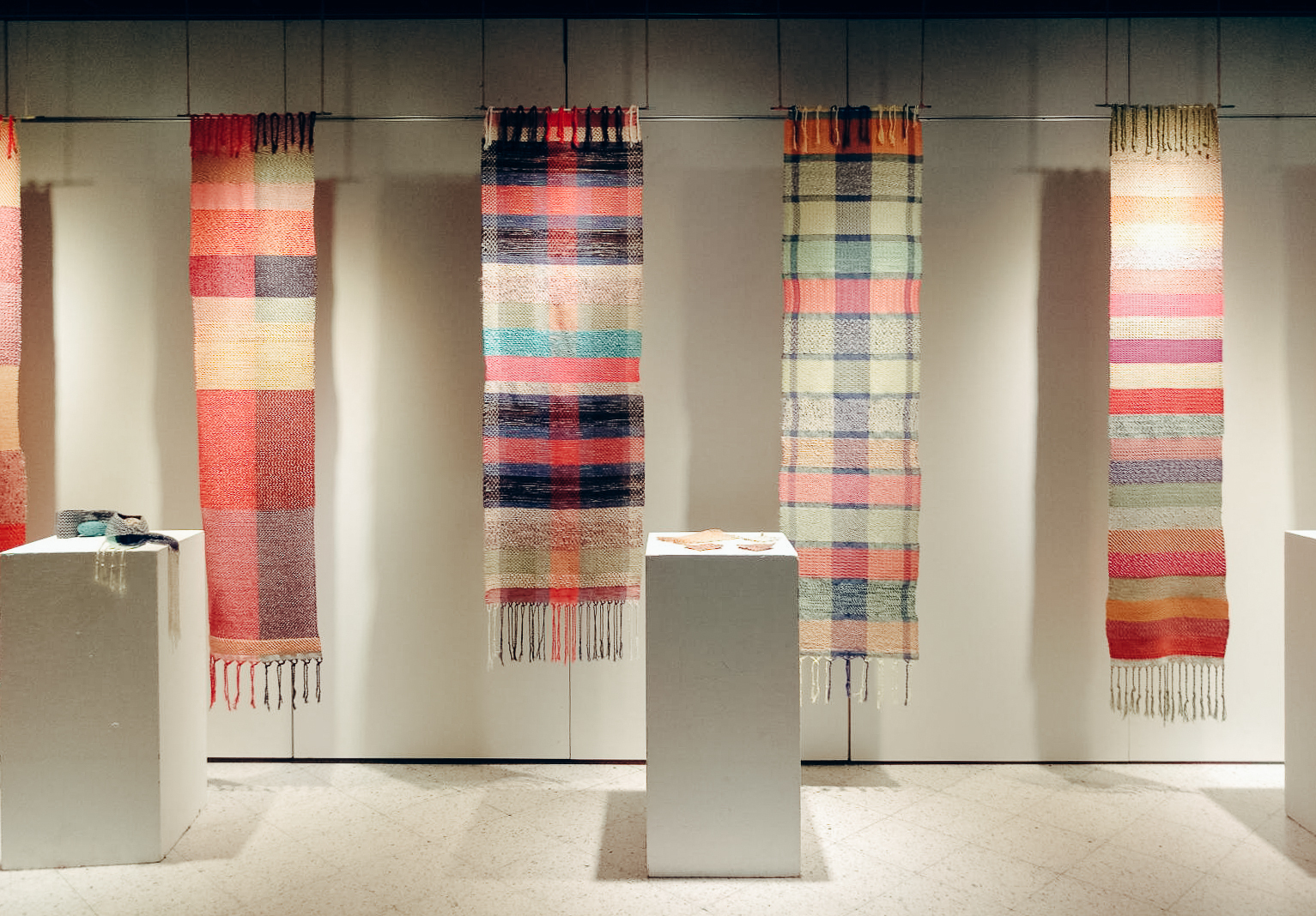 越南織福志工服務學習展覽暖色系織品展示