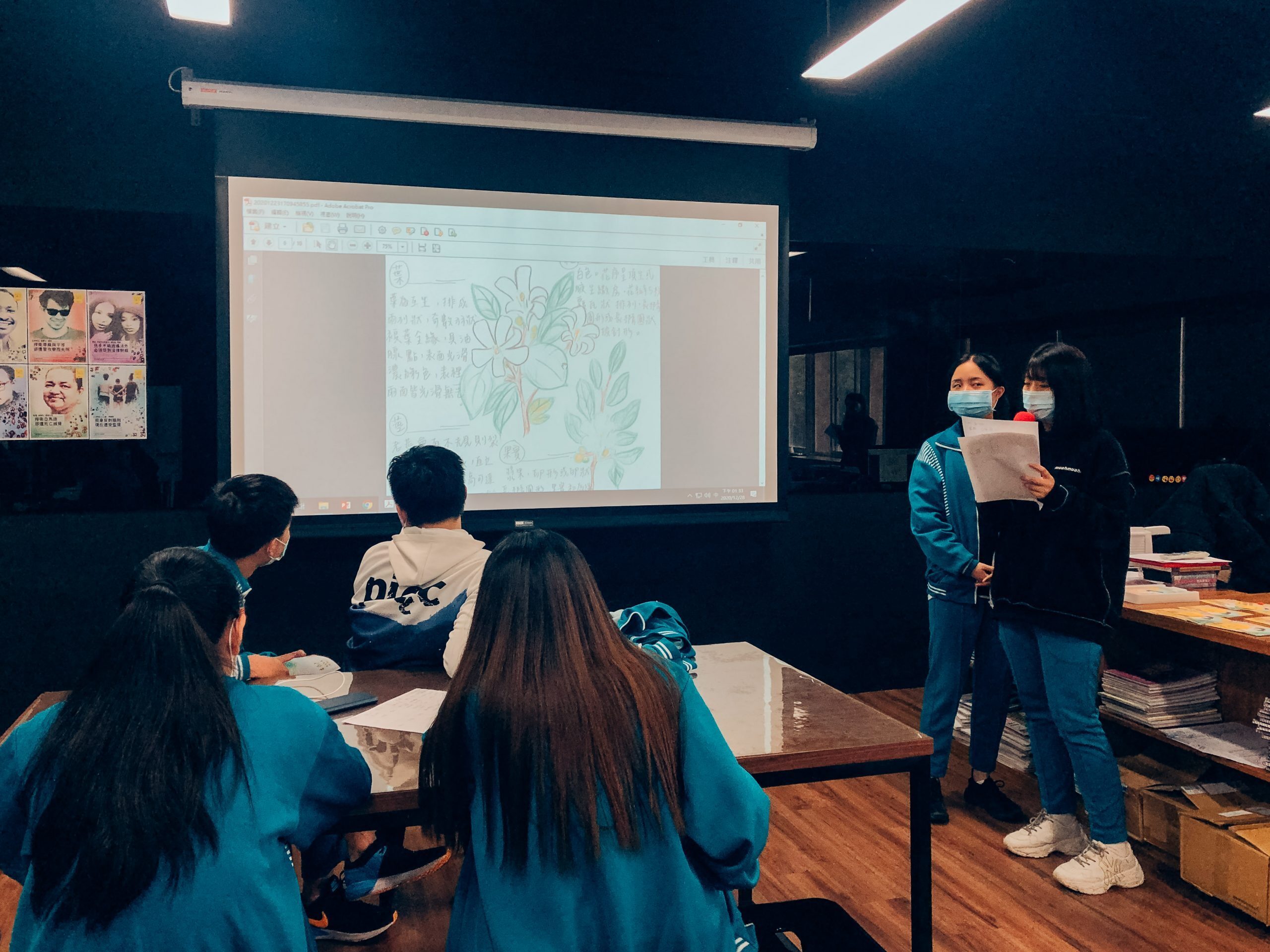 美感課程中兩名女同學為投影幕上投放的作品做講解