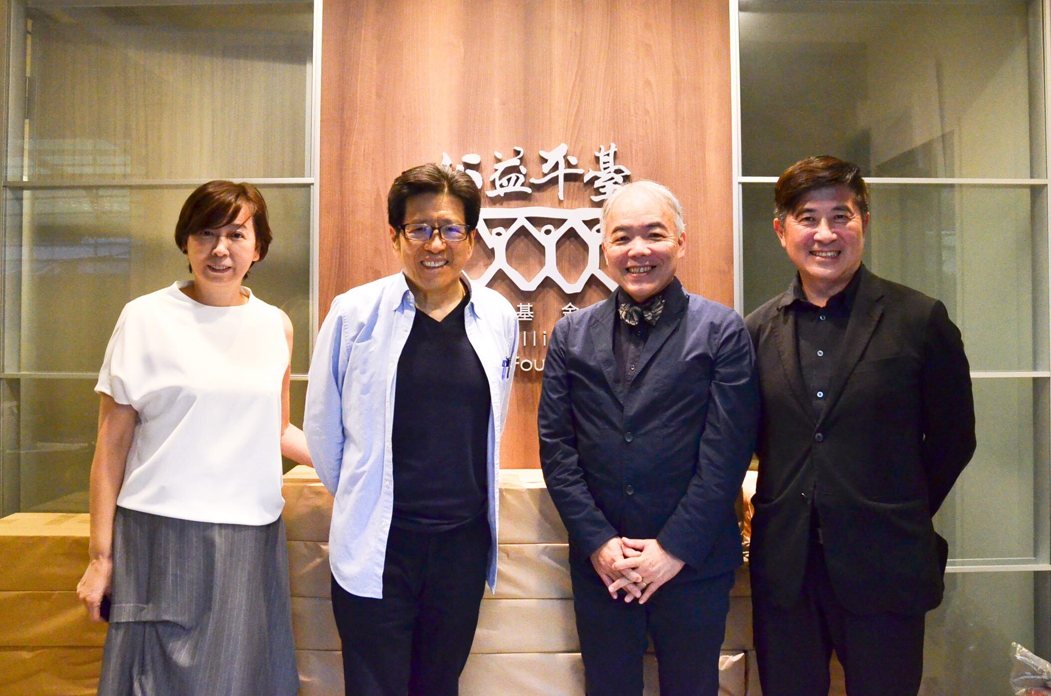 嚴長壽董事長專訪與主持人曾成德、張基義、劉惠媛老師合照