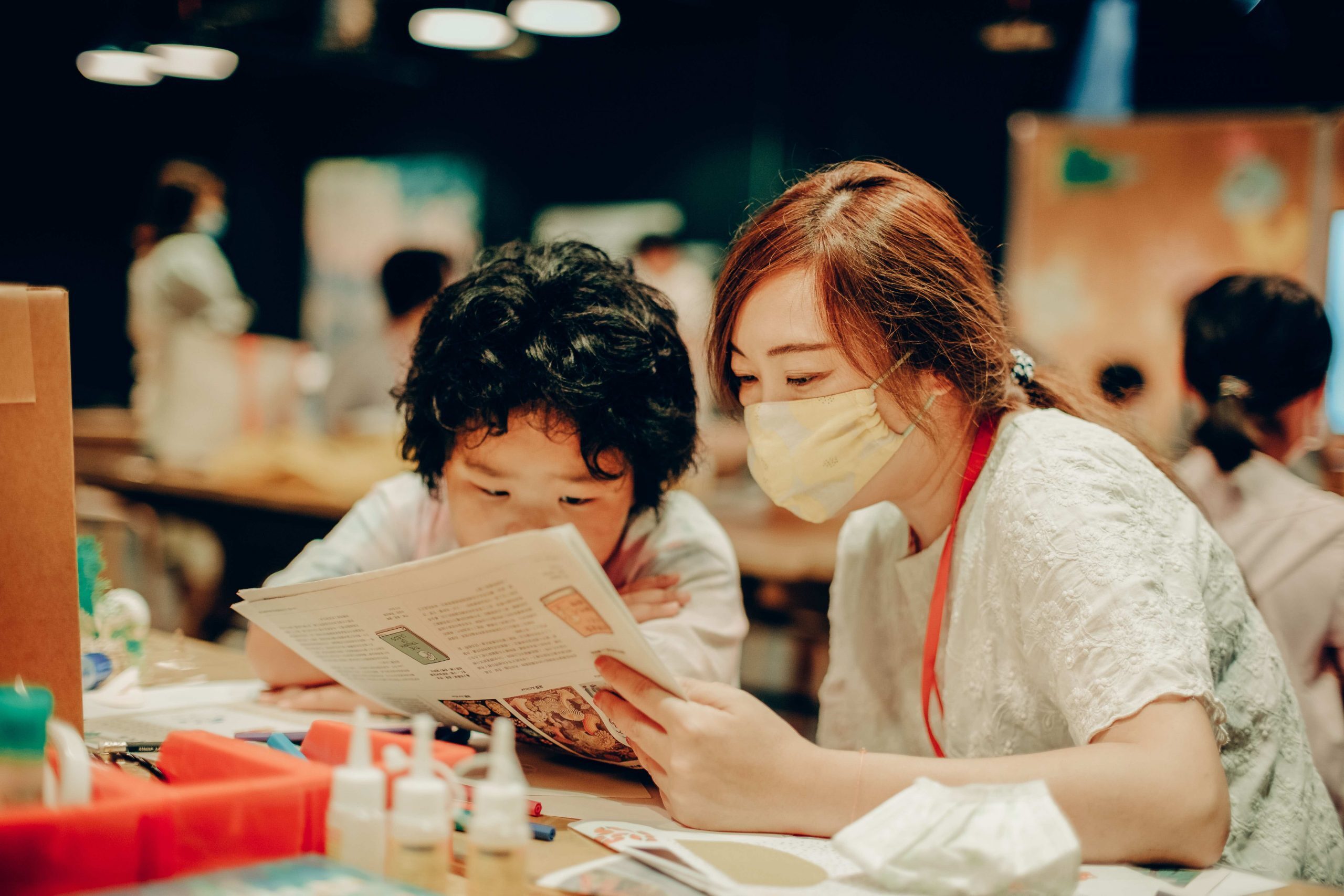 2020 年《安妮新聞》親子工作坊活動紀錄照片，家長與孩童一起讀報