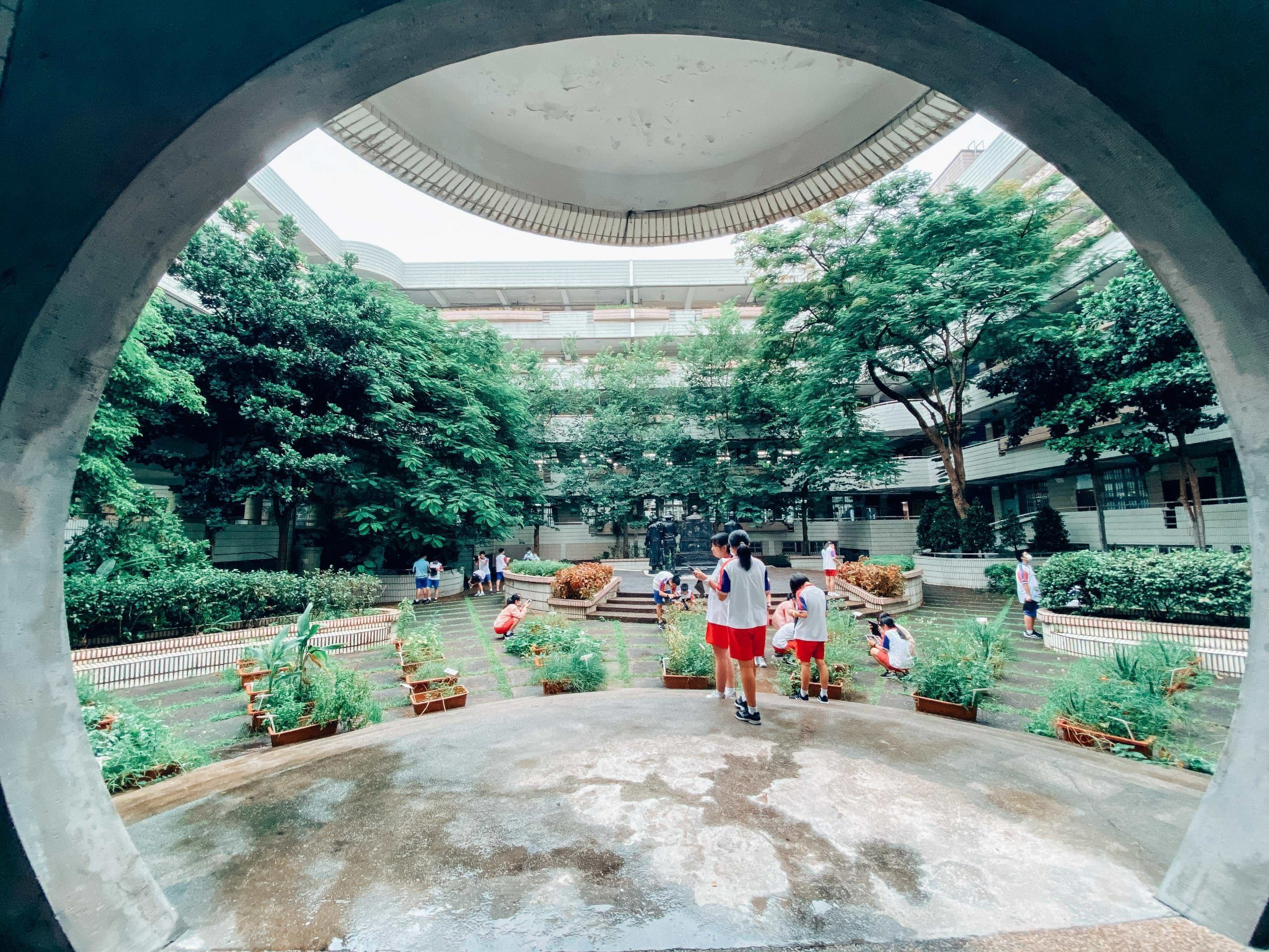「攝影美感的CP值」課程同學在校園中拍照