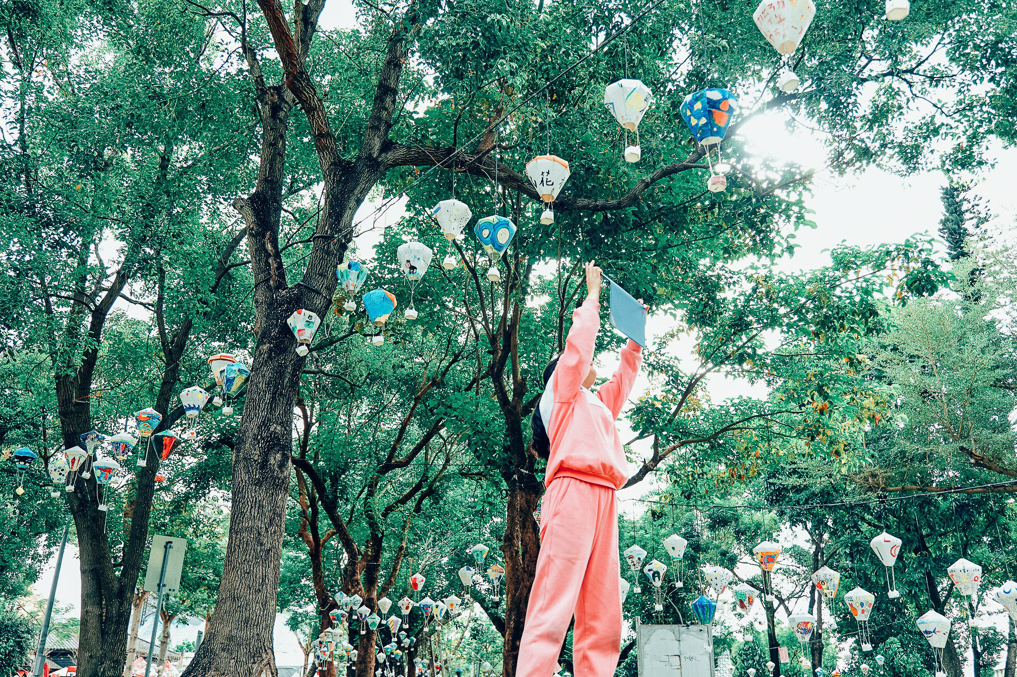 穿著粉紅色校服的女學生在課程中用平板拍攝畫面