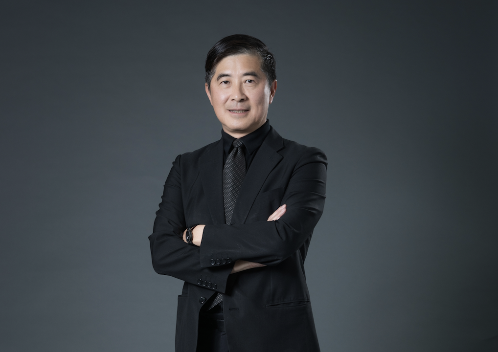 張基義老師著黑色西裝個人照