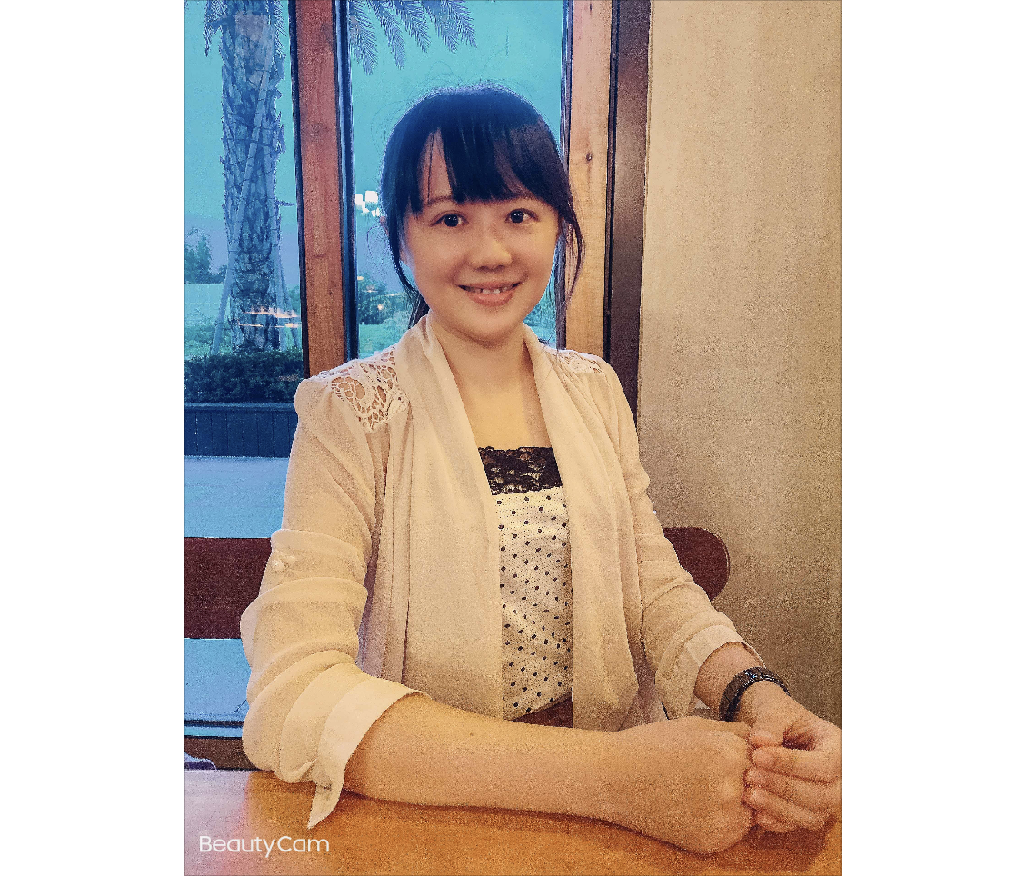 官意千教師穿白色洋裝個人照
