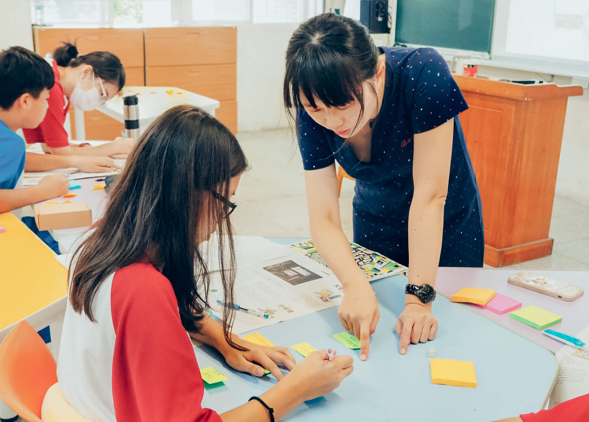 官意千老師跟女同學討論閱讀報紙後整理出來的關鍵字