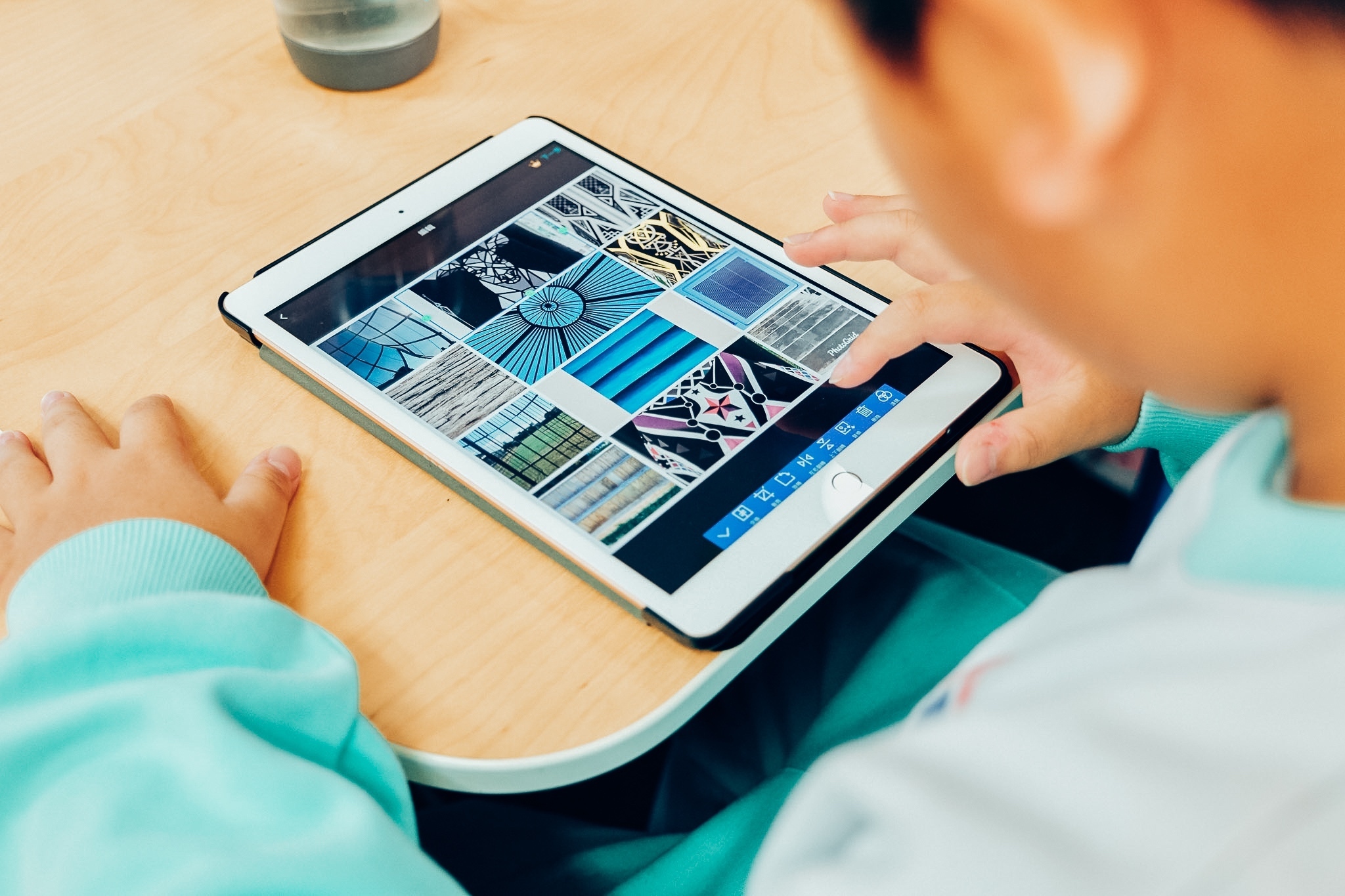 男學生在用ipad做組圖的自拍拼圖課程練習