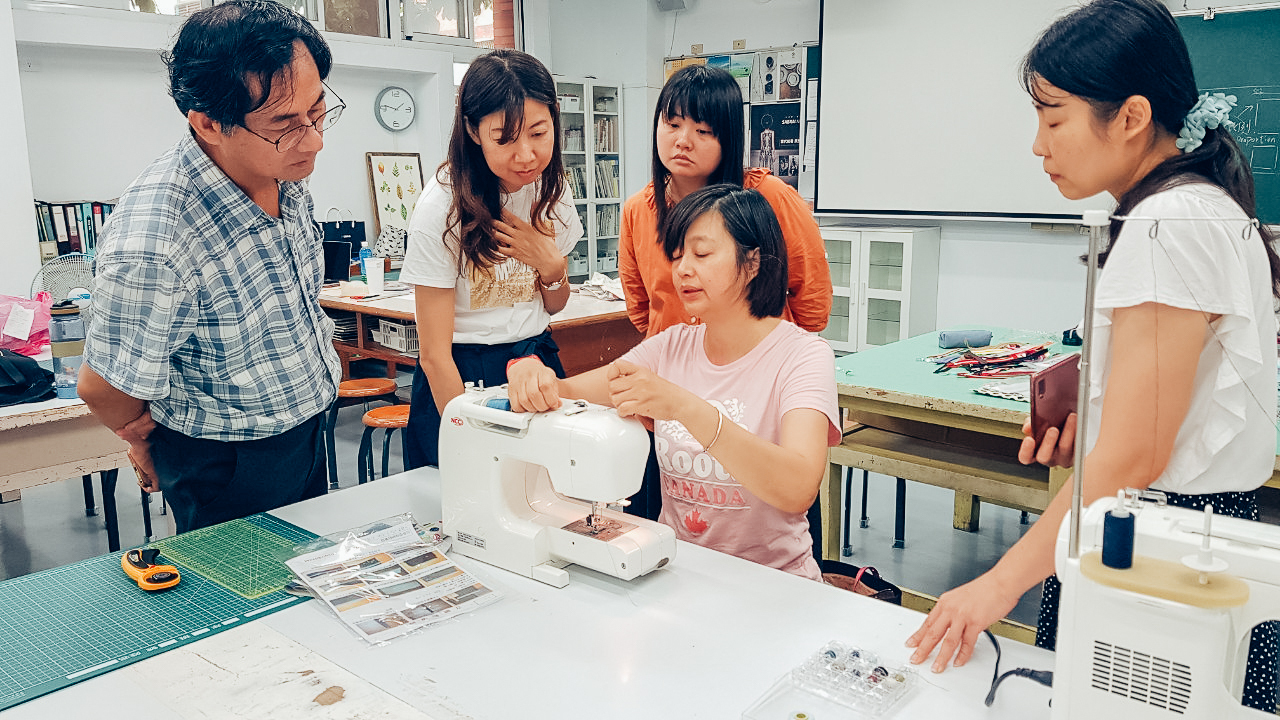 構造體驗工作坊中老師們學習縫紉機使用與製作筆袋