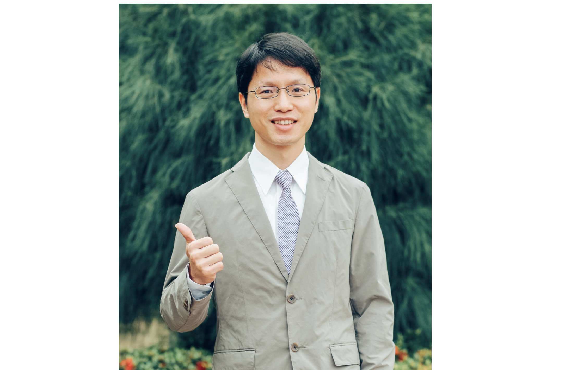 魏士超教師穿灰色西裝個人照