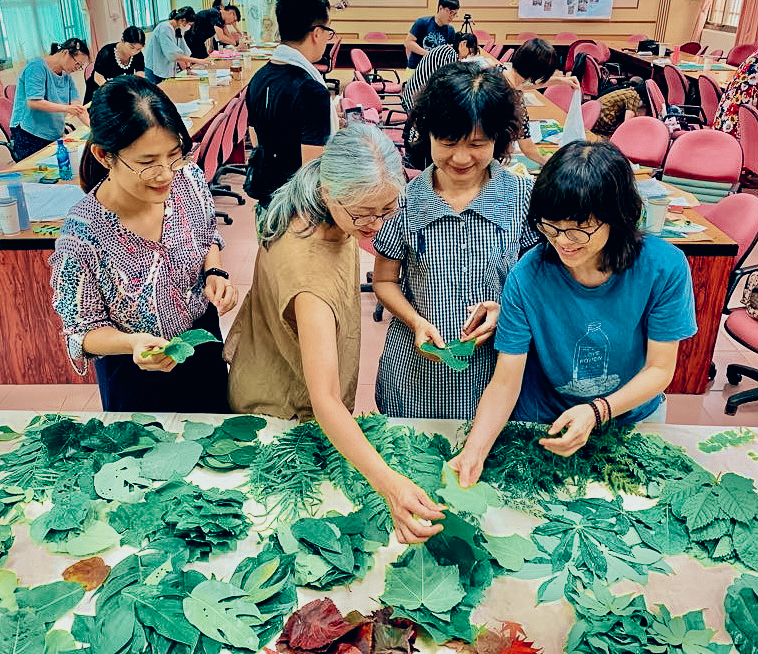  「閱讀植物，拓染之美」跨領域研習中老師們與講師挑選需要的葉子