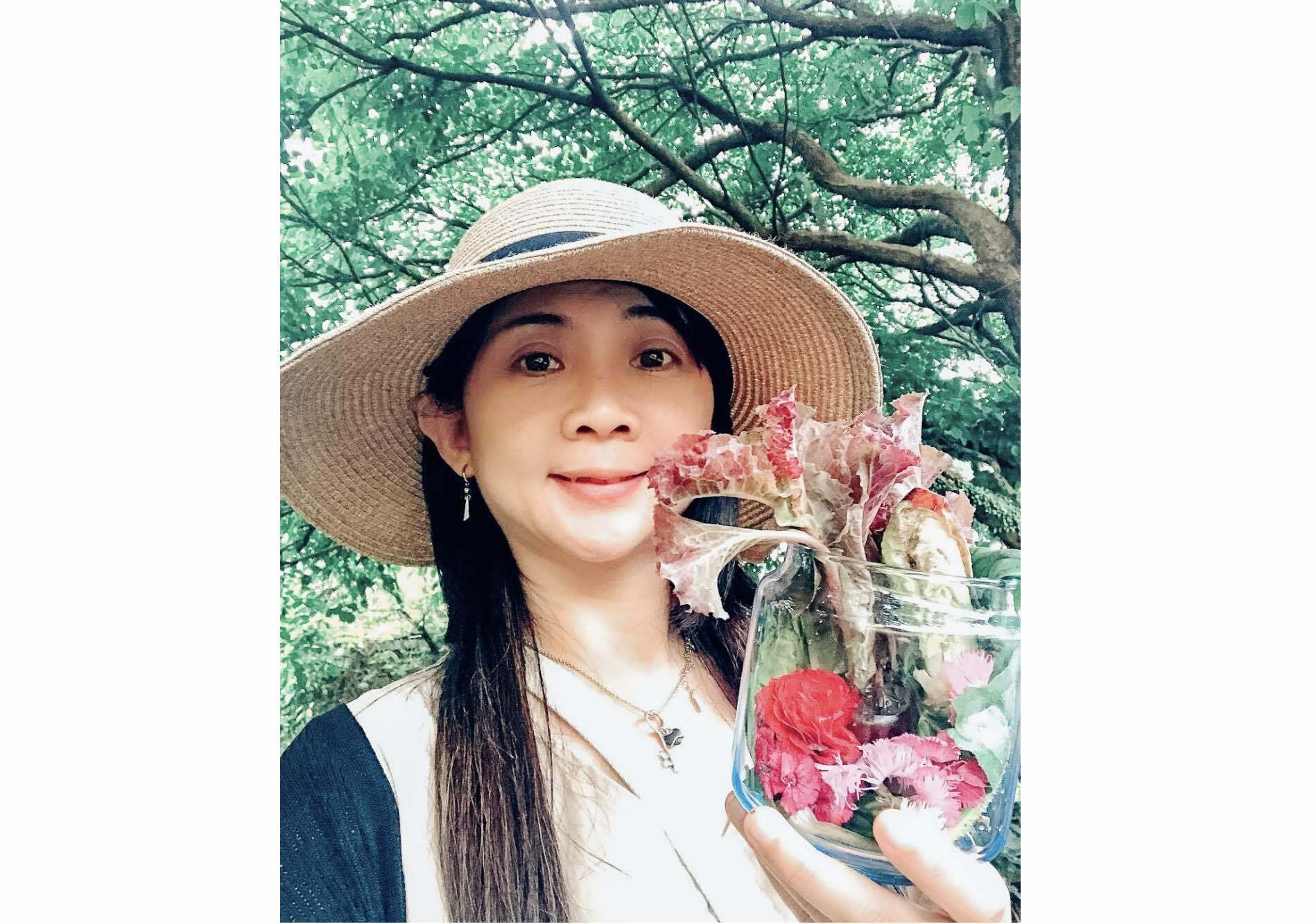 陳育淳教師帶著草帽個人照