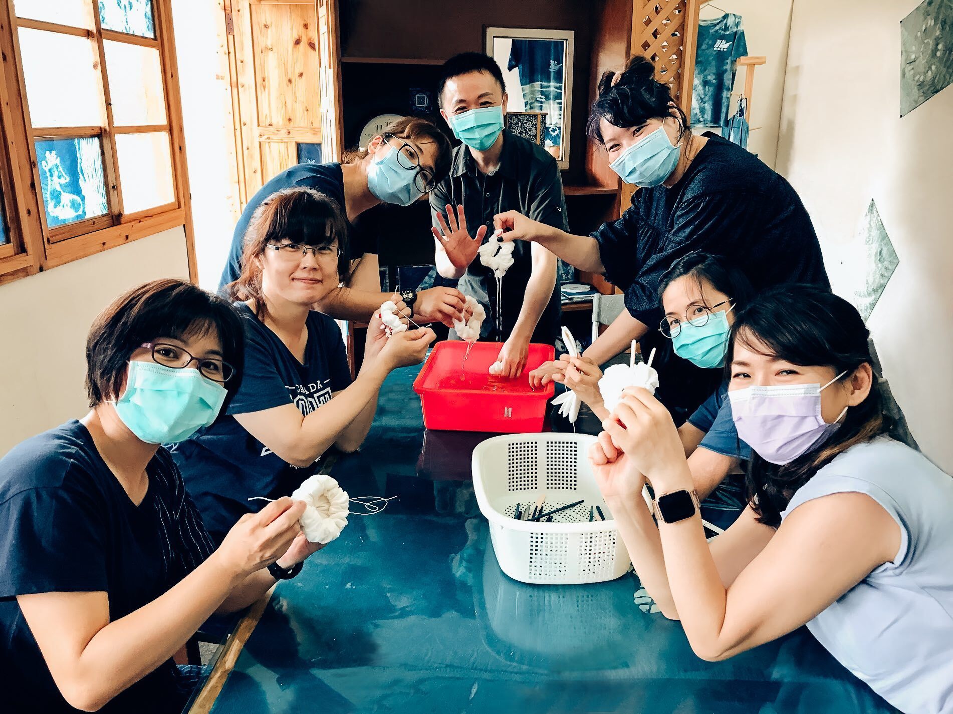 研習練習製作作品時共備社群師長合照