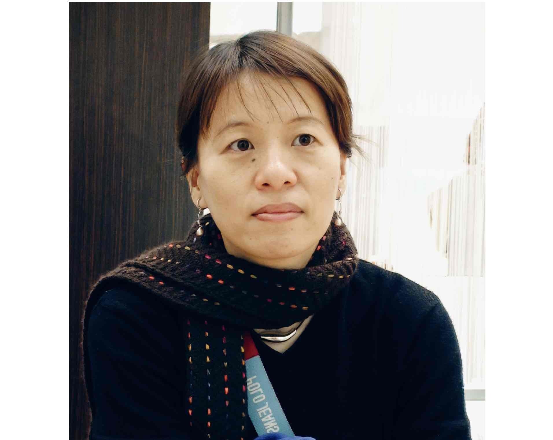 殷寶寧教師穿著黑色毛線衣個人照