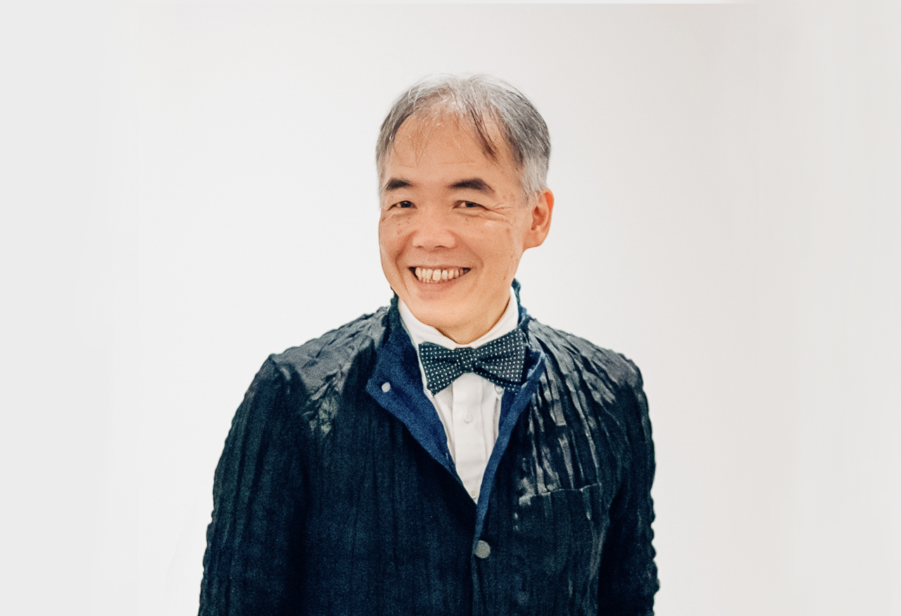 曾成德老師帶格紋領結個人照