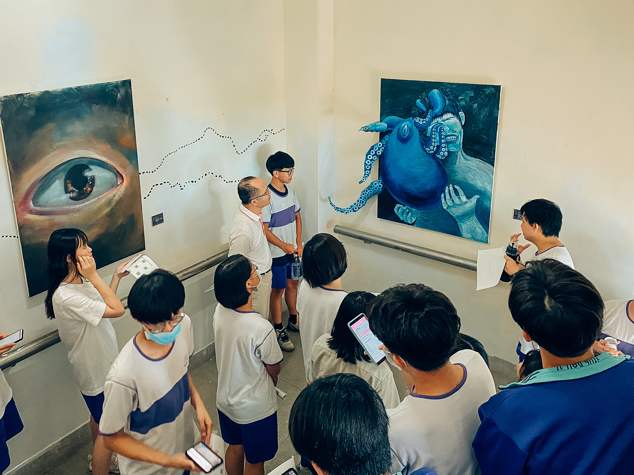 同學們圍圈聽作品作者的解說