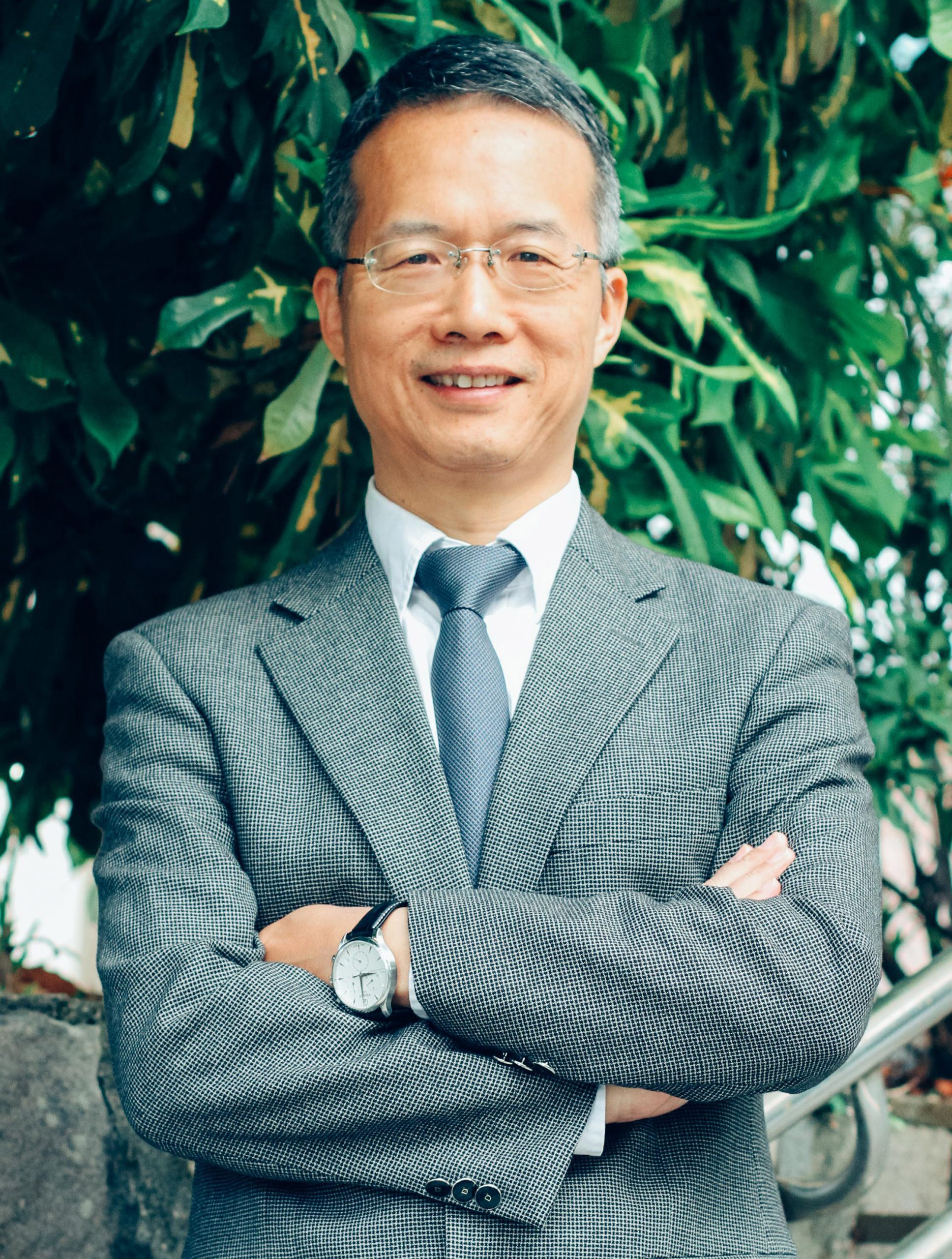 劉桂光校長個人頭像，面帶微笑，雙手交叉
