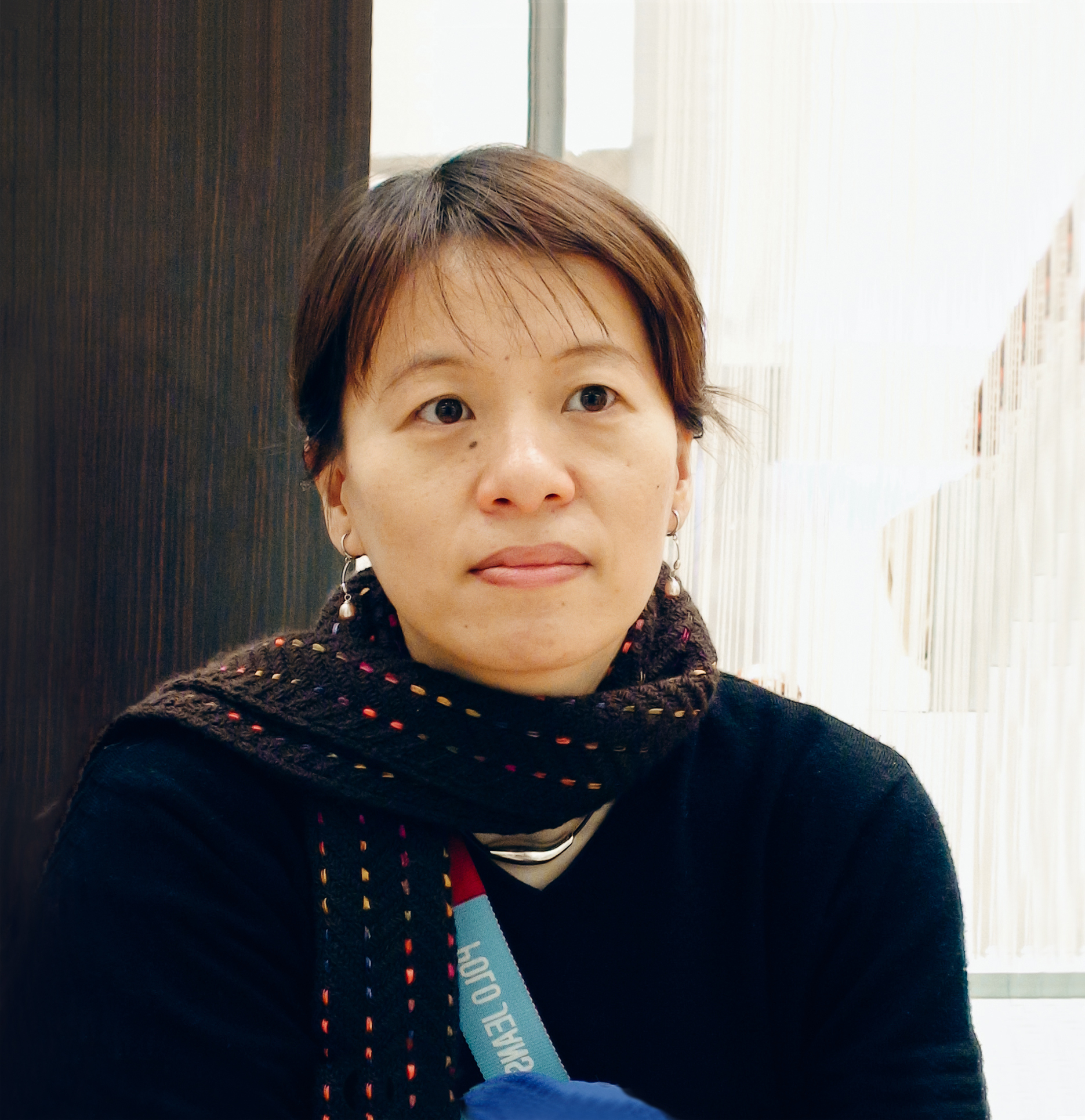 殷寶寧老師穿黑色上衣個人照