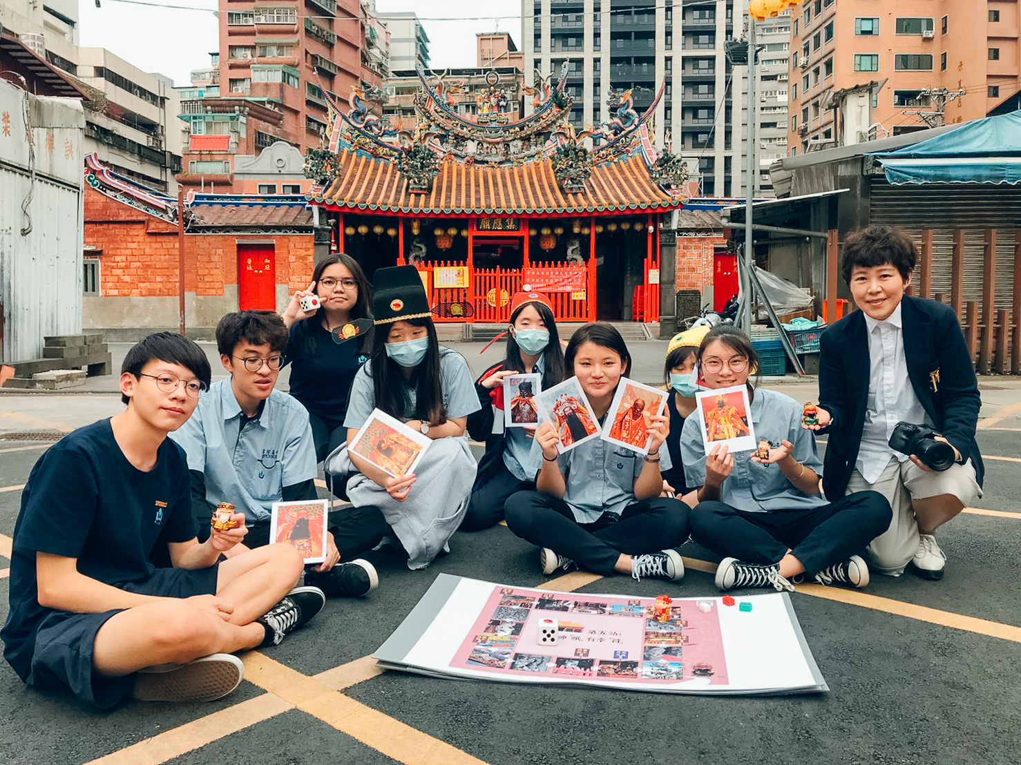萬芳高中學生跟老師實際探訪廟宇並製作拼貼圖面