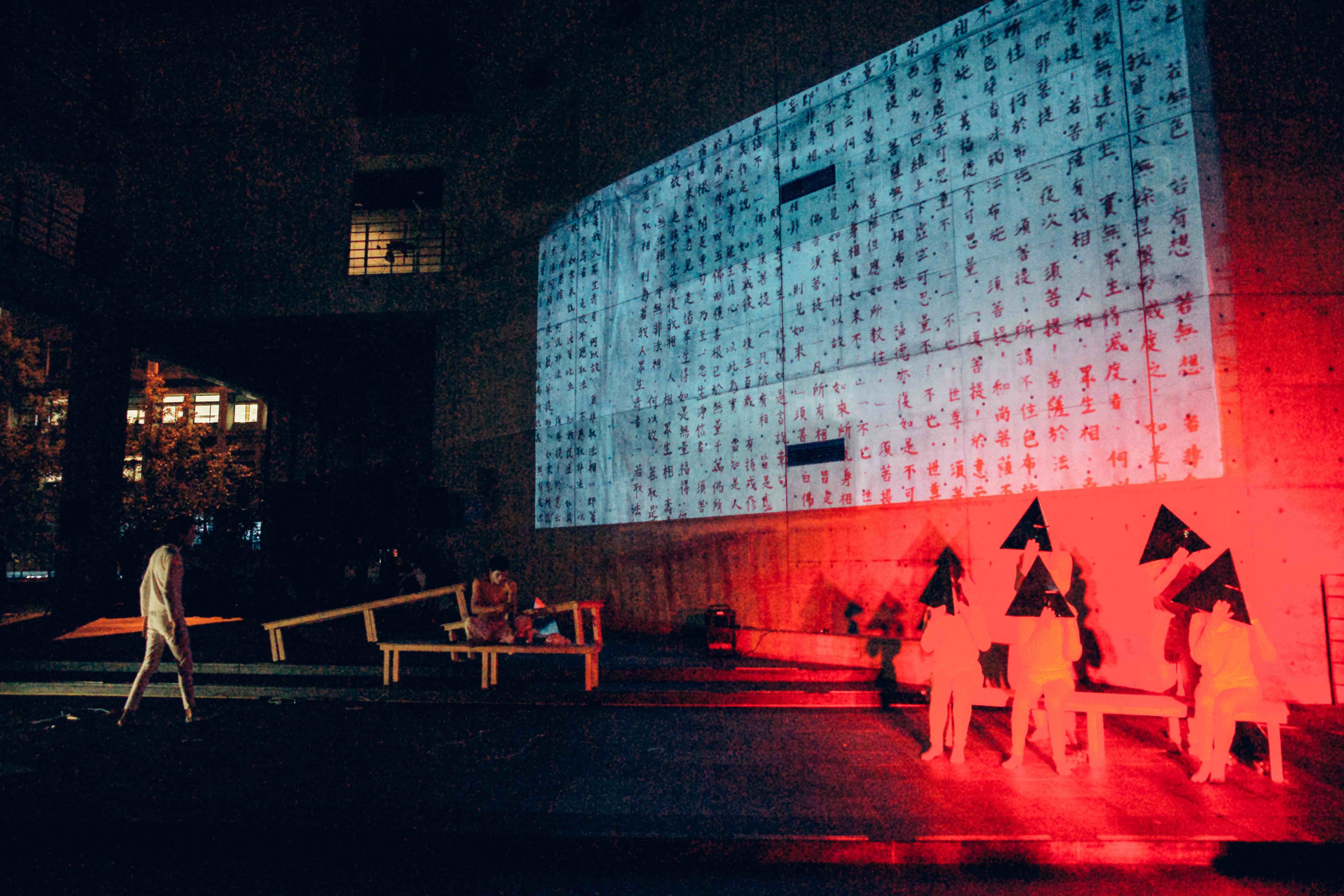 實踐大學建築系大一的期末戲劇發表透過投影製作背景