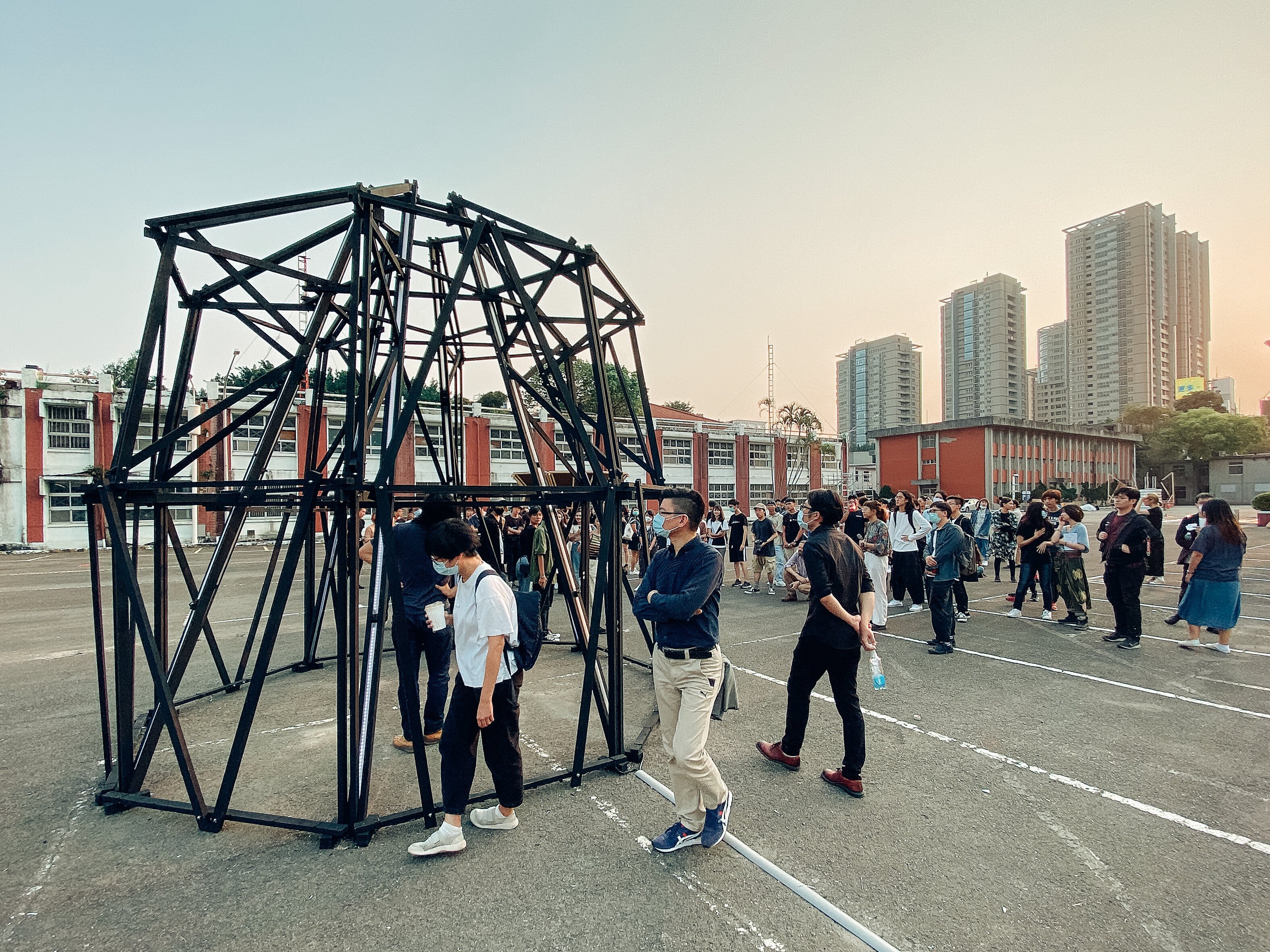 2020輕量級跨校工作營《塔》於空總舉行,老師們在空總觀看機械裝置。