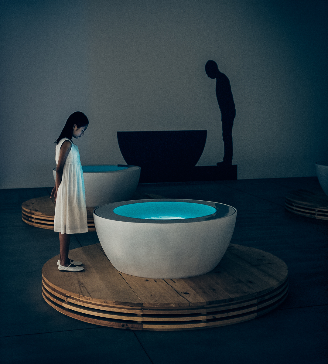 「Water」展覽，小女孩站在展品前面。