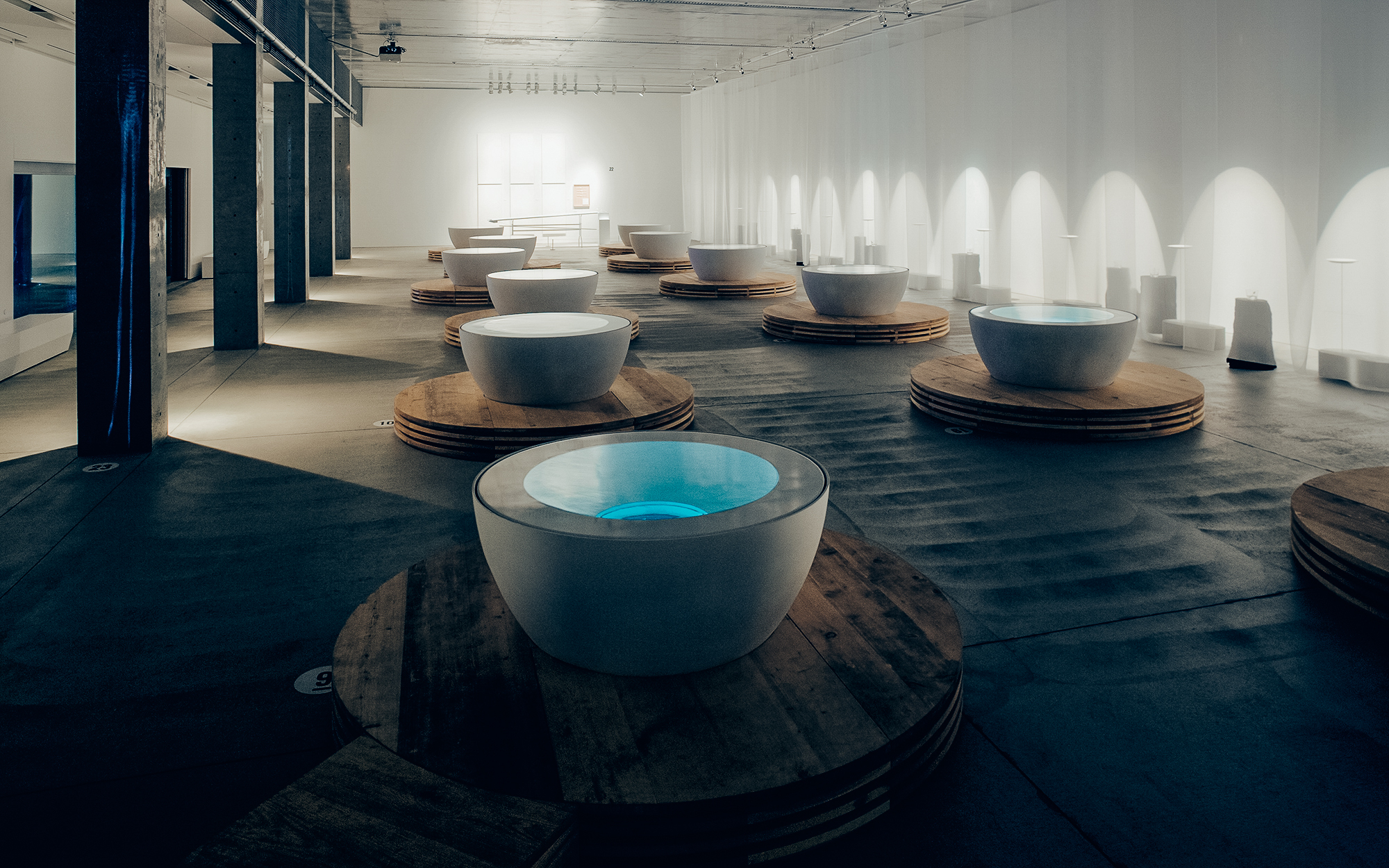 「Water」展覽，各種水池展品陳列在展區。