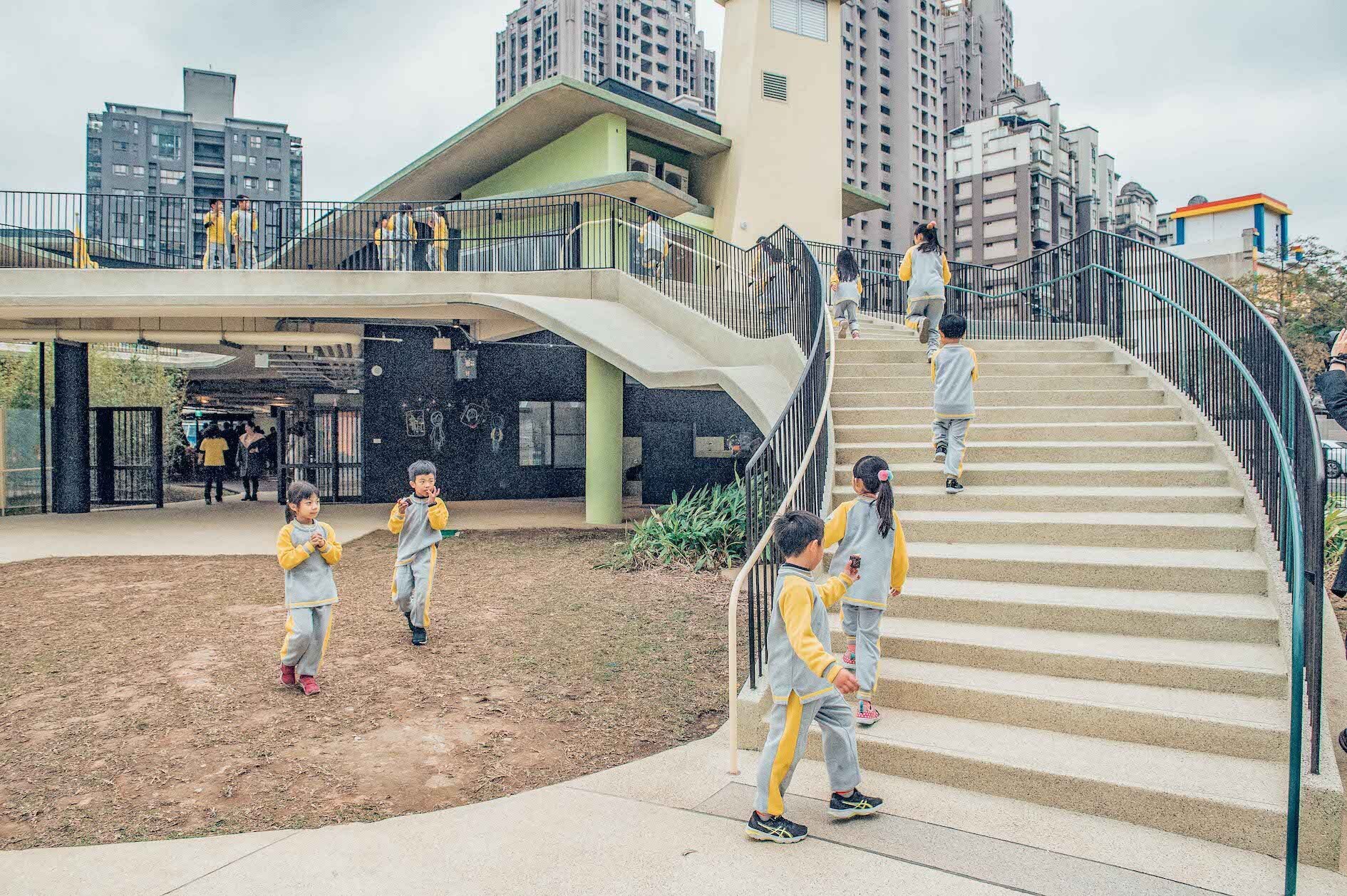學生在校園戶外階梯活動