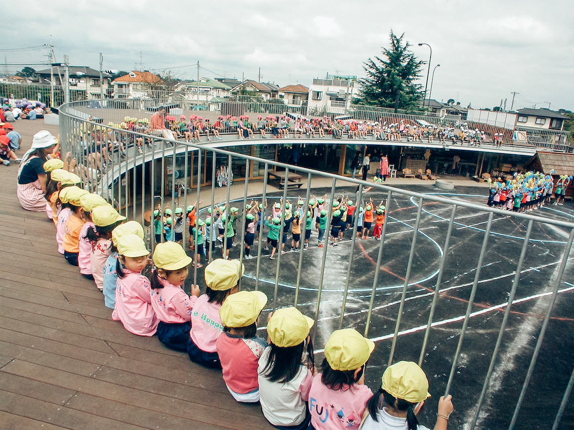 幼稚園學童坐在屋頂柵欄參與富士幼稚園的室外課程