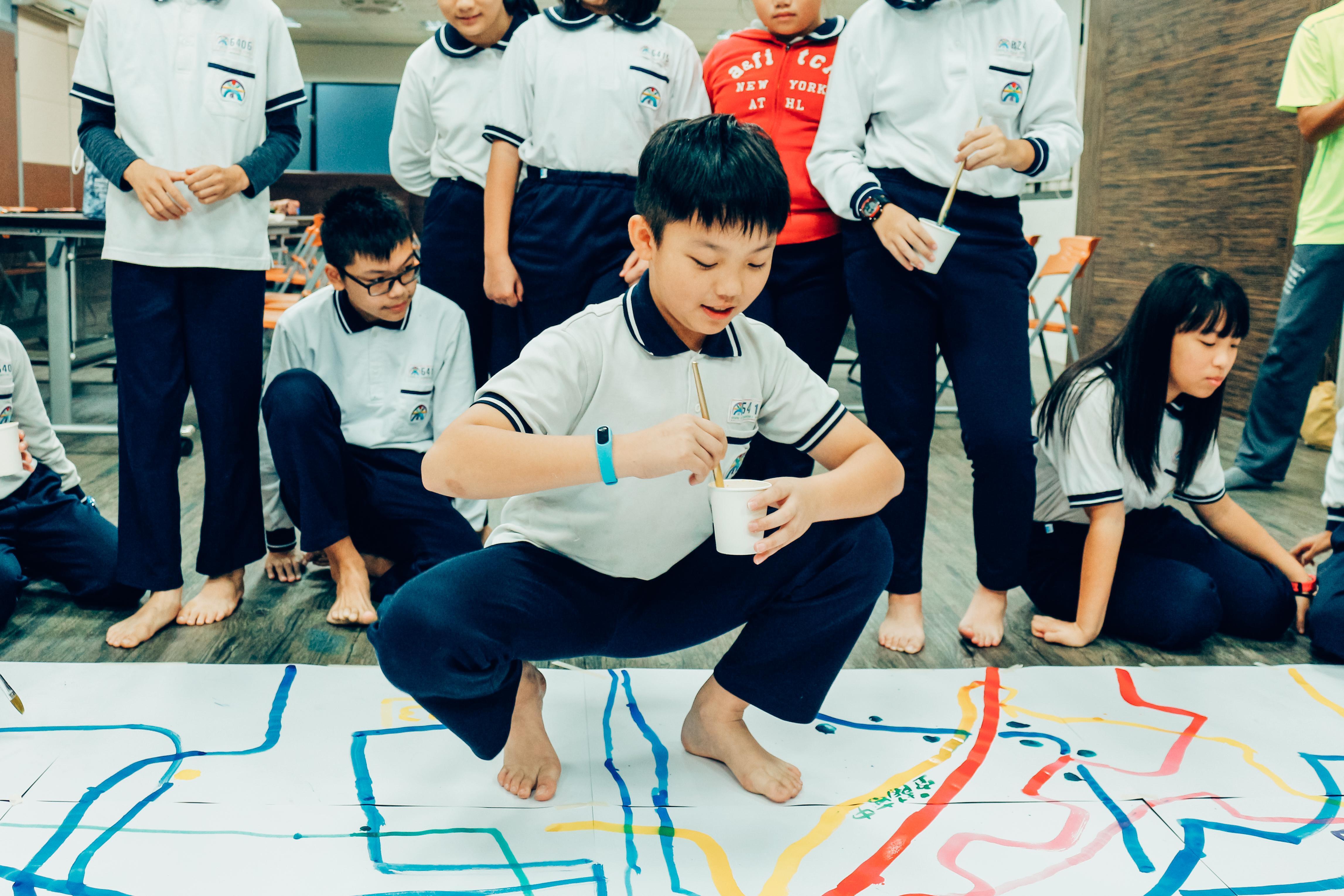 孩童們細膩地觀察並實踐一本長達 25 公尺，類似於清明上河圖的地方誌創作